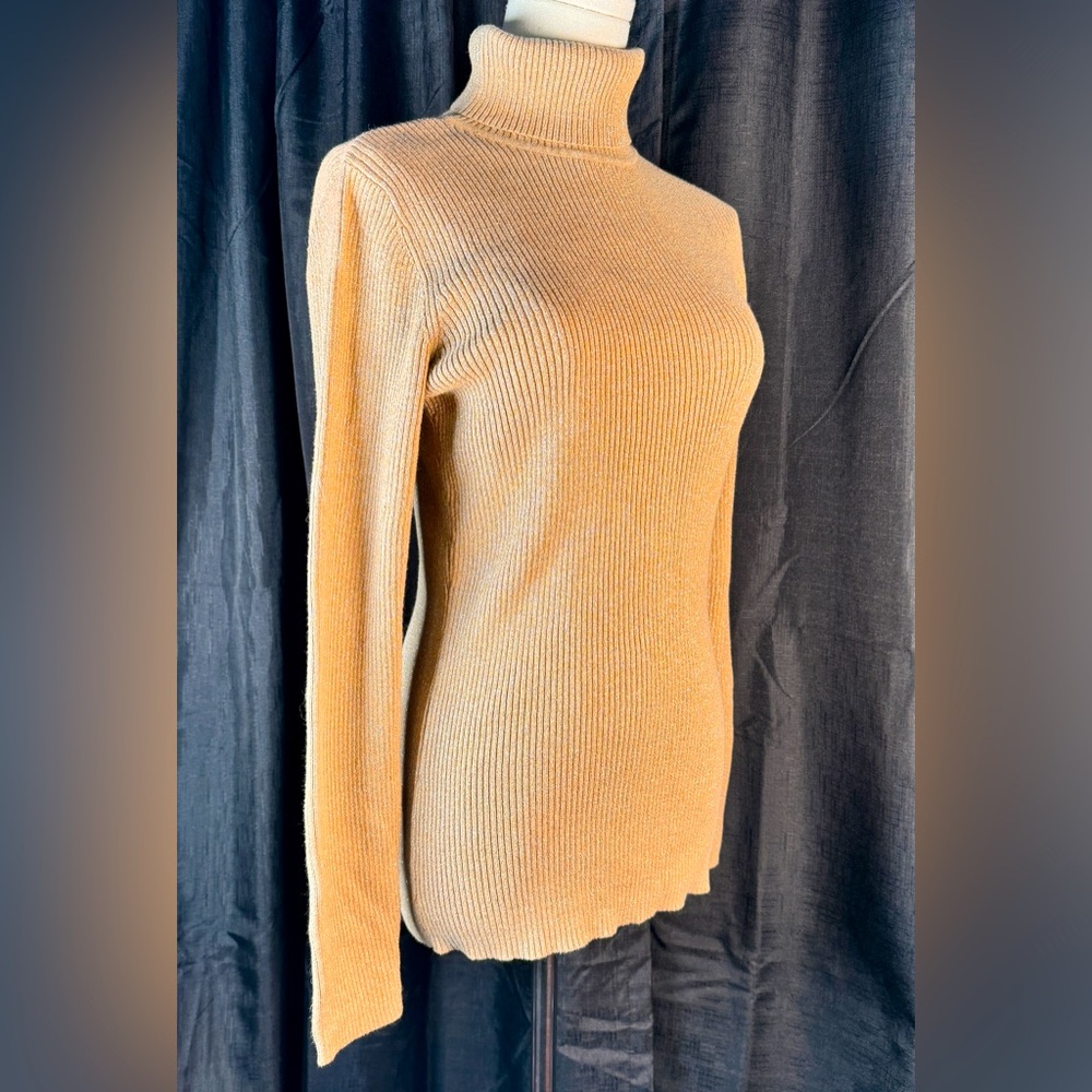 (M) LIZ CLAIBORNE Shimmery & Super Stretchy Body-hugging Golden Turtleneck